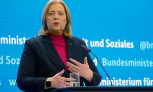Eine Frau am Mikrofon