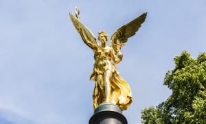 Eine goldene Statue mit Flügeln