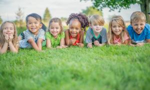 Kindergartenkinder auf einer Wiese