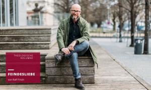 Ein Mann sitzt auf einer Holztreppe