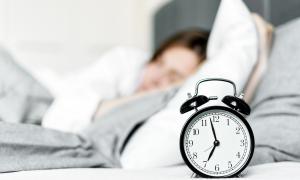Uhr neben einem Bett
