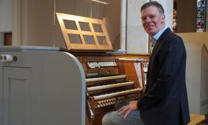 Mann an Orgel