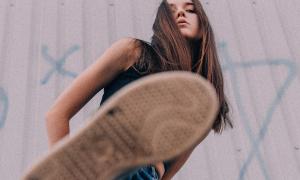 Frau mit Turnschuh von unten