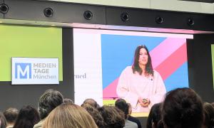 Frau auf einem Podium der Medientage