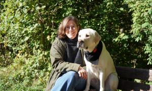 Eine Frau und ein Hund